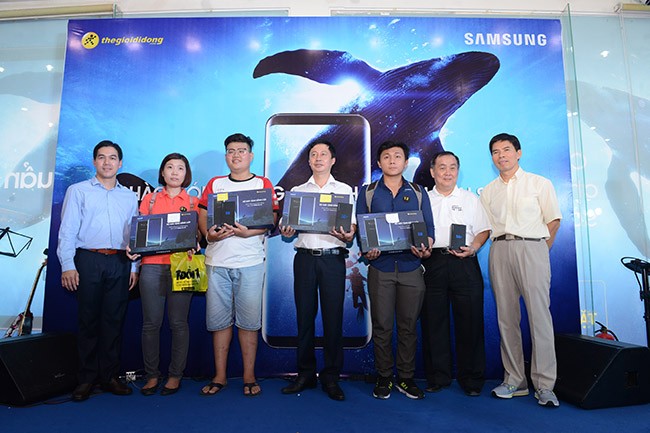 Galaxy S8 Plus “đắt sô” ngày đầu mở bán tại Việt Nam - ảnh 3