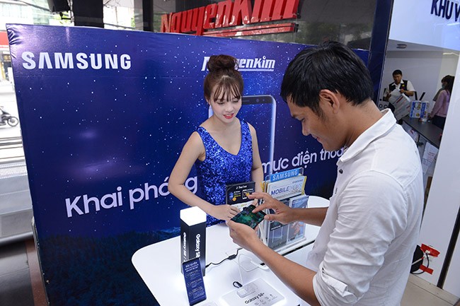 Galaxy S8 Plus “đắt sô” ngày đầu mở bán tại Việt Nam - ảnh 4