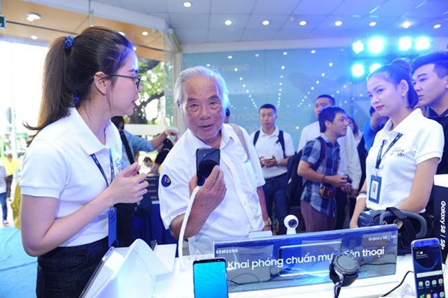 Galaxy S8 Plus “đắt sô” ngày đầu mở bán tại Việt Nam - ảnh 5
