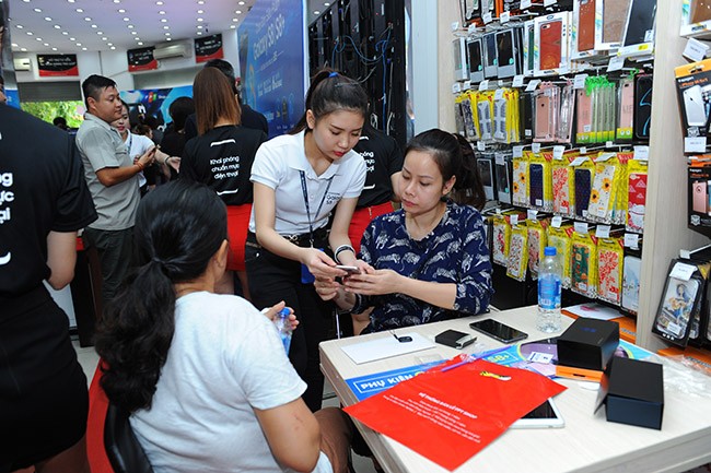 Galaxy S8 Plus “đắt sô” ngày đầu mở bán tại Việt Nam - ảnh 7