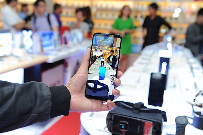 Galaxy S8 Plus “đắt sô” ngày đầu mở bán tại Việt Nam - ảnh 9