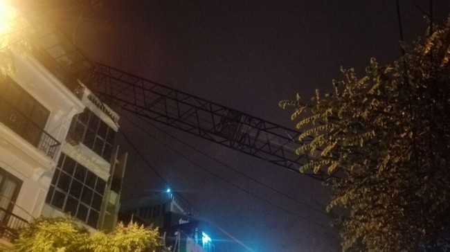 Sập cần cẩu công trình thi công tòa nhà trên phố Thụy Khuê - ảnh 1