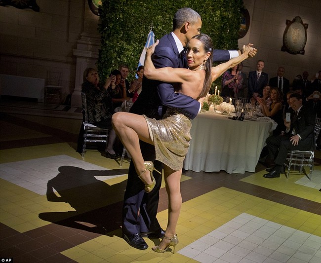 Video: Tổng thống Mỹ vụng về nhảy Tango ở Argentina - ảnh 2