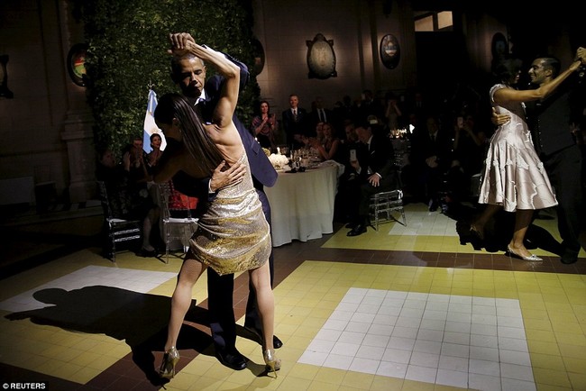 Video: Tổng thống Mỹ vụng về nhảy Tango ở Argentina - ảnh 3
