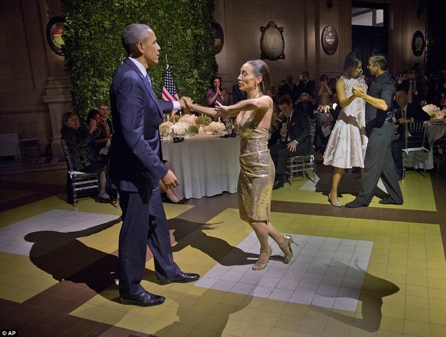 Video: Tổng thống Mỹ vụng về nhảy Tango ở Argentina - ảnh 5
