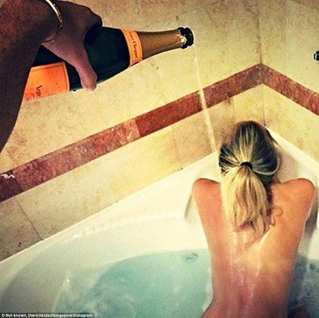 Giới siêu giàu lấy tiền phủ thân, sâm-panh làm nước tắm - ảnh 12