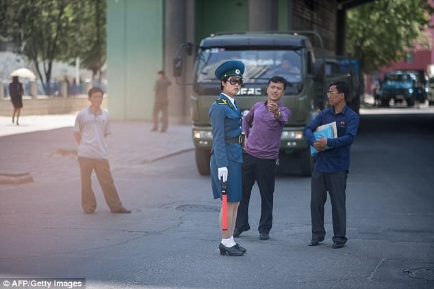 Nữ CSGT Triều Tiên: Xinh đẹp, độc thân và phải về hưu ở tuổi 26 - ảnh 14