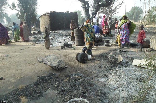 Video: Khủng khiếp tổ chức khủng bố Boko Haram thiêu sống cả trẻ em - ảnh 1