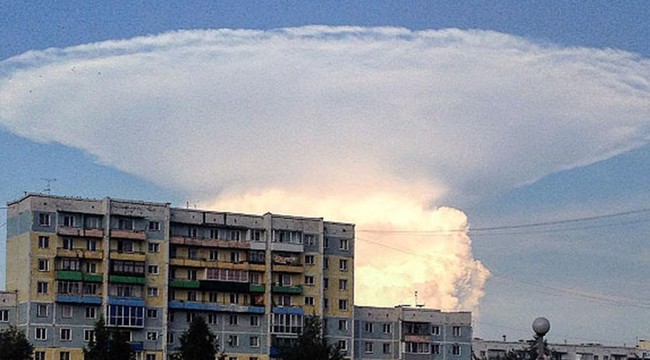 Đám mây hình nấm khổng lồ khiến người dân Siberia hoảng sợ - VIDEO - ảnh 1