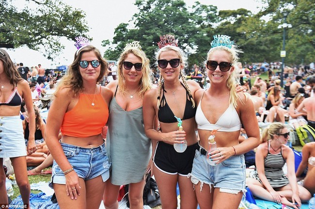 Toàn cảnh thế giới đón năm mới 2017 với không khí tươi vui và pháo hoa rực rỡ - ảnh 2