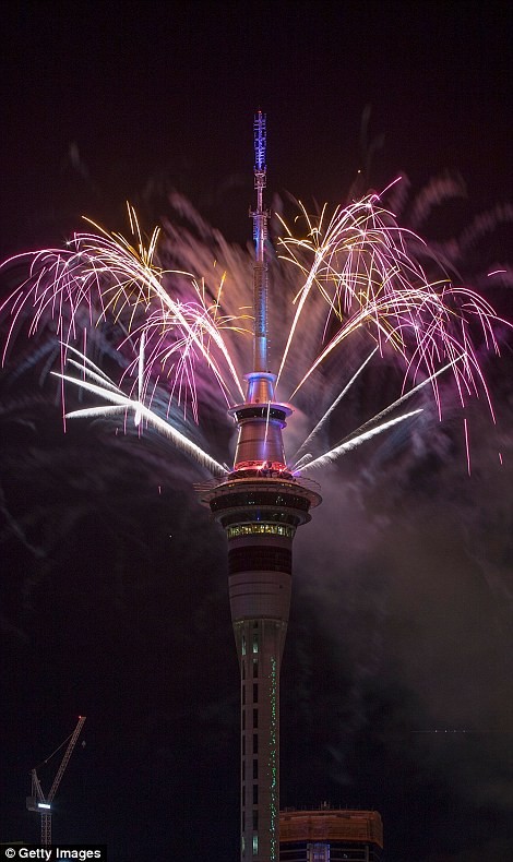 Video: Pháo hoa đón chào năm mới 2017 ở bắn từ tháp Sky Tower ở New Zealand - ảnh 2