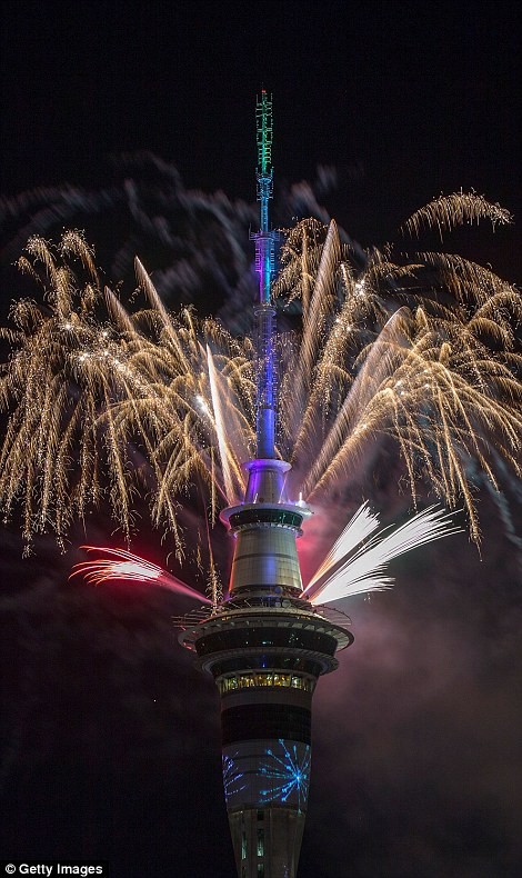 Video: Pháo hoa đón chào năm mới 2017 ở bắn từ tháp Sky Tower ở New Zealand - ảnh 1