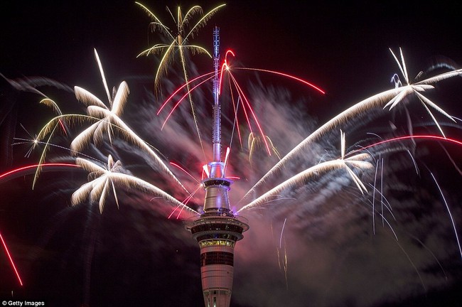 Video: Pháo hoa đón chào năm mới 2017 ở bắn từ tháp Sky Tower ở New Zealand - ảnh 3