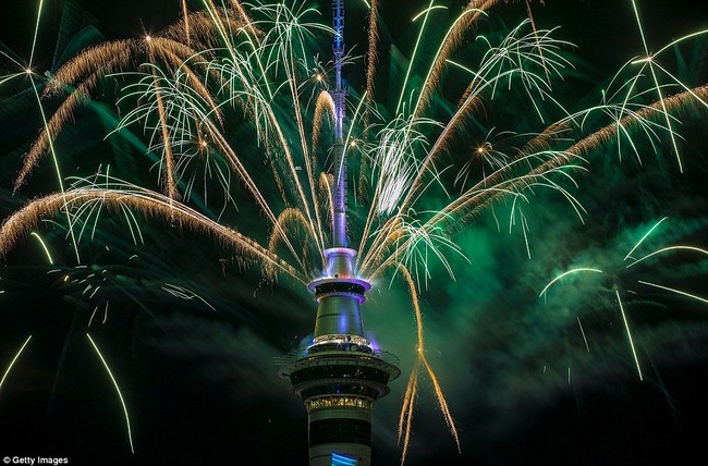 Video: Pháo hoa đón chào năm mới 2017 ở bắn từ tháp Sky Tower ở New Zealand - ảnh 4
