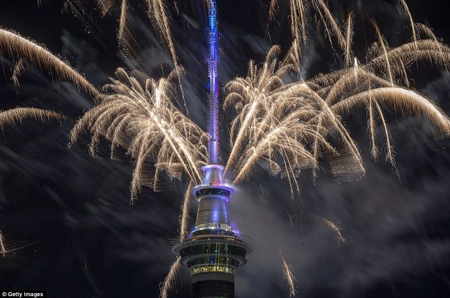 Video: Pháo hoa đón chào năm mới 2017 ở bắn từ tháp Sky Tower ở New Zealand - ảnh 5