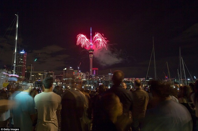 Video: Pháo hoa đón chào năm mới 2017 ở bắn từ tháp Sky Tower ở New Zealand - ảnh 6