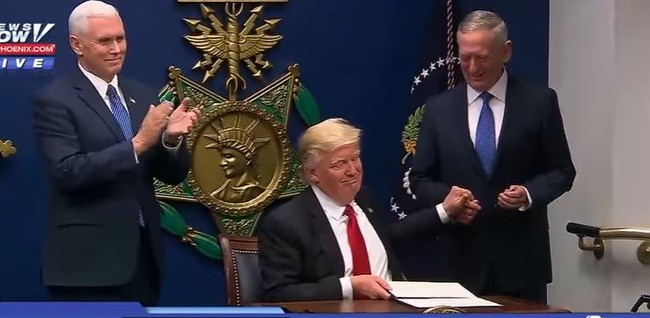 VIDEO: Ông Trump đến Lầu Năm Góc, gặp Bộ trưởng Quốc phòng James Mattis - ảnh 1