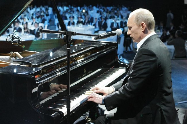 Obama nhảy Tango, Putin chơi piano: Khi chính khách trổ tài lẻ - ảnh 3