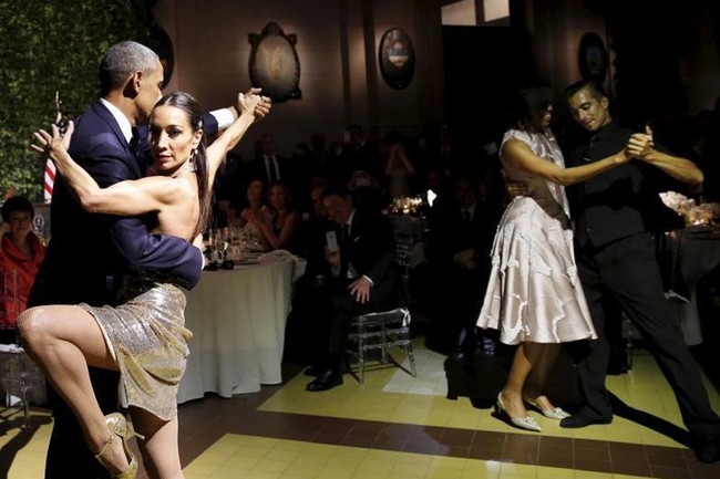 Obama nhảy Tango, Putin chơi piano: Khi chính khách trổ tài lẻ - ảnh 1