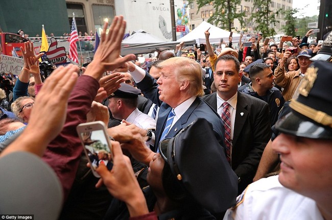 Ông Trump từ bỏ cuộc đua vào Nhà Trắng, điều gì xảy ra? - ảnh 1