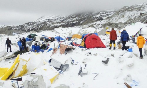 Khoảnh khắc lở tuyết chôn vùi trại leo núi Everest - ảnh 1