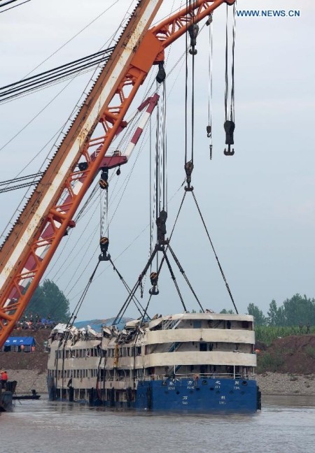 Trung Quốc nâng tàu chìm trên sông Trường Giang - ảnh 1