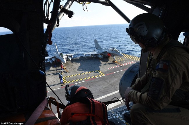 Máy bay Pháp từ Charles de Gaulle bắt đầu không kích IS - ảnh 6