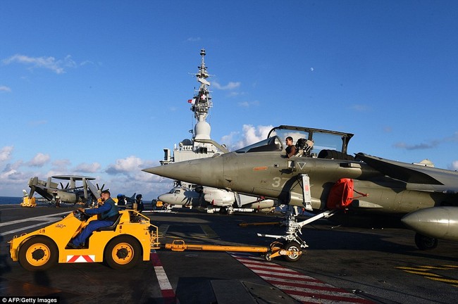 Máy bay Pháp từ Charles de Gaulle bắt đầu không kích IS - ảnh 8
