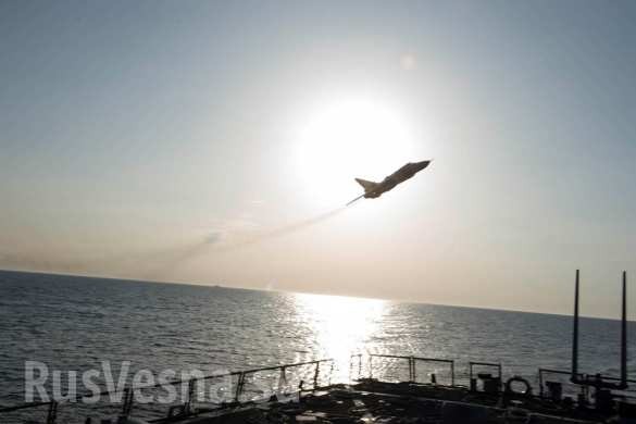 Video: Cận cảnh Su-24 Nga lượt sát sạt khu trục hạm Mỹ USS Donald Cook - ảnh 1