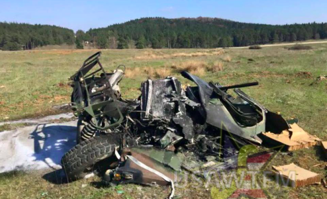 Nhảy dù bất thành, ba xe thiết giáp Humvee thành sắt vụn - ảnh 1