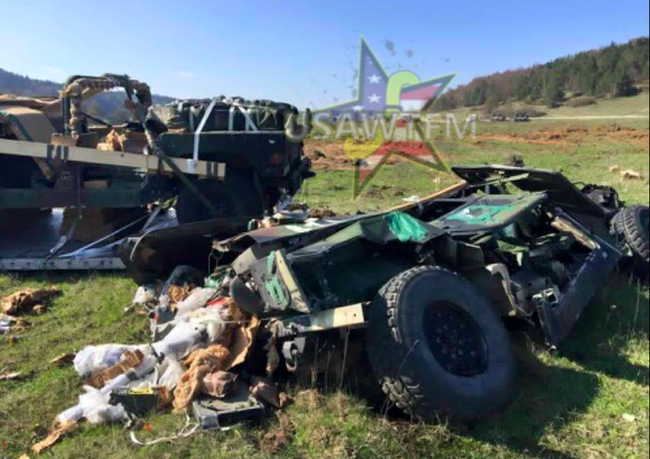 Nhảy dù bất thành, ba xe thiết giáp Humvee thành sắt vụn - ảnh 2