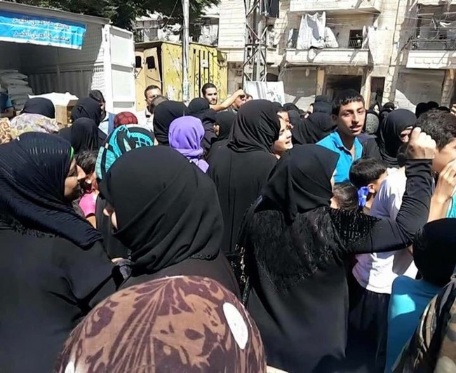 Hàng ngàn người dân thoát khỏi khu phố do Hồi giáo cực đoan kiểm soát ở Aleppo - ảnh 2
