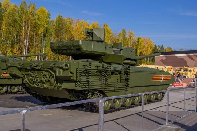 Tăng T-14 Armata phô diễn hoành tráng trong video kỷ niệm ngày Tăng Thiết giáp Nga - VIDEO - ảnh 4