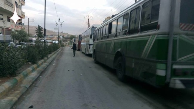 Video: Gần 2.000 phiến quân lũ lượt ra hàng, quân đội Syria tiến vào Al-Tall - ảnh 2