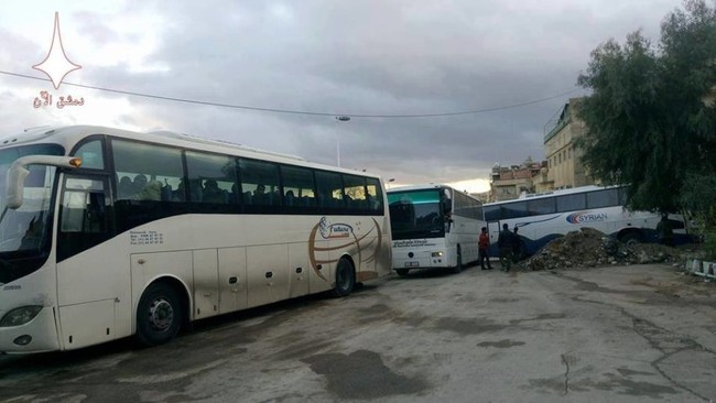 Video: Gần 2.000 phiến quân lũ lượt ra hàng, quân đội Syria tiến vào Al-Tall - ảnh 3