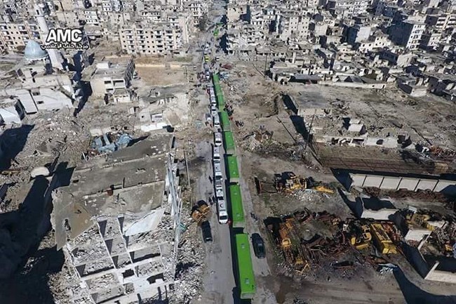 Chiến sự Aleppo: Cận cảnh quân đội Syria áp giải phiến quân khỏi thành phố (video) - ảnh 1