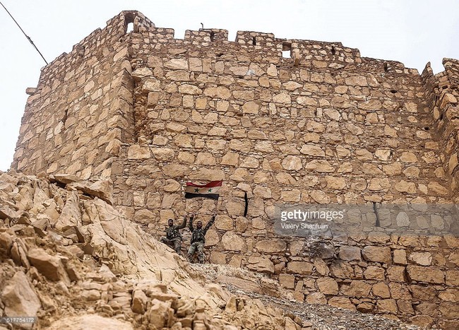 Chảo lửa Palmyra: Quân đội Syria đánh chiếm thành cổ, IS núng thế tháo chạy - ảnh 2