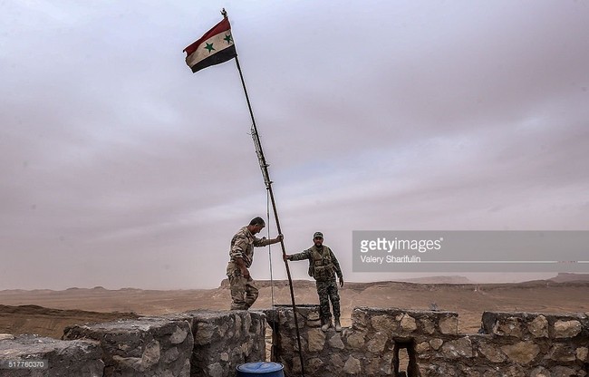 Chảo lửa Palmyra: Quân đội Syria đánh chiếm thành cổ, IS núng thế tháo chạy - ảnh 1