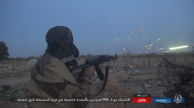 Mỹ hậu thuẫn người Kurd diệt hàng chục phiến quân IS ở Raqqa (video) - ảnh 1