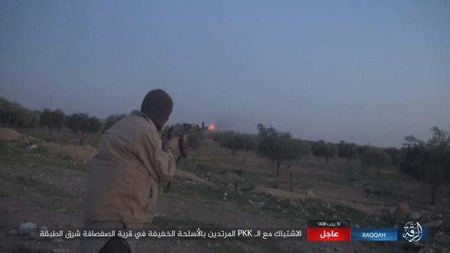 Mỹ hậu thuẫn người Kurd diệt hàng chục phiến quân IS ở Raqqa (video) - ảnh 3