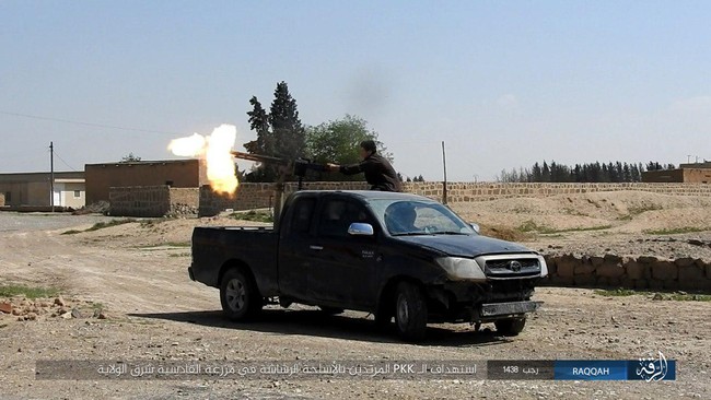 Mỹ hậu thuẫn người Kurd diệt hàng chục phiến quân IS ở Raqqa (video) - ảnh 10