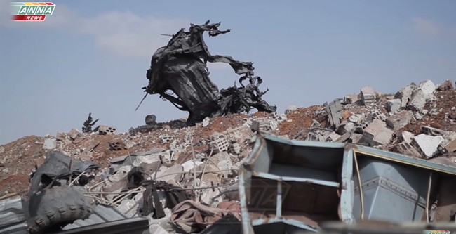 Cận cảnh đòn tập kích tên lửa Tomahawk Mỹ vào căn cứ không quân Syria (video) - ảnh 1