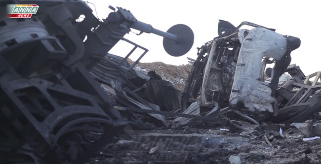 Cận cảnh đòn tập kích tên lửa Tomahawk Mỹ vào căn cứ không quân Syria (video) - ảnh 7