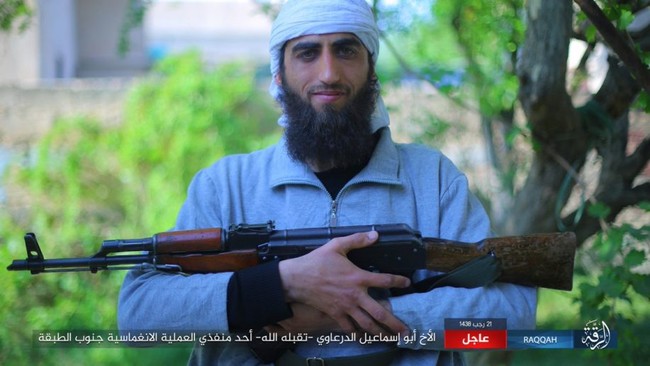 IS giãy giụa ở Raqqa, điên cuồng đánh bom tự sát (video) - ảnh 3