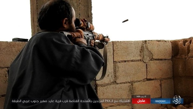 IS giãy giụa ở Raqqa, điên cuồng đánh bom tự sát (video) - ảnh 8