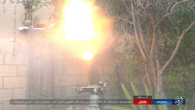 IS giãy giụa ở Raqqa, điên cuồng đánh bom tự sát (video) - ảnh 9