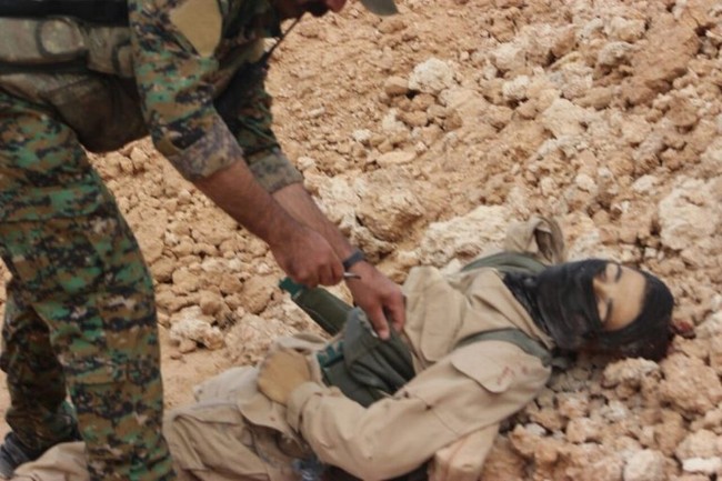 IS giãy giụa ở Raqqa, điên cuồng đánh bom tự sát (video) - ảnh 11