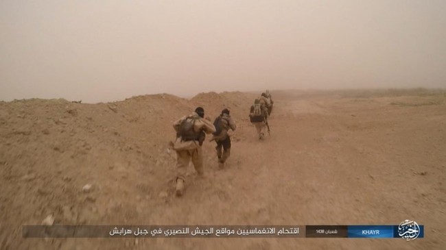Chảo lửa Deir Ezzor: Vệ binh Syria nỗ lực phá vây IS (video) - ảnh 4