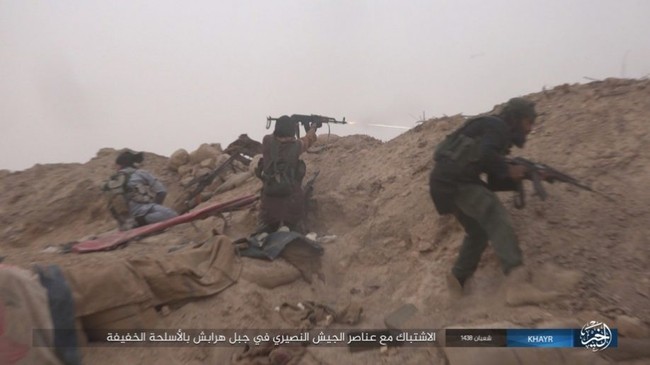 Chảo lửa Deir Ezzor: Vệ binh Syria nỗ lực phá vây IS (video) - ảnh 7