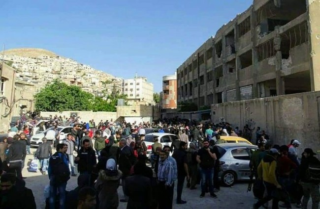 8.000 phiến quân Syria đầu hàng, giao nộp hai quận ngoại ô Damascus - ảnh 4